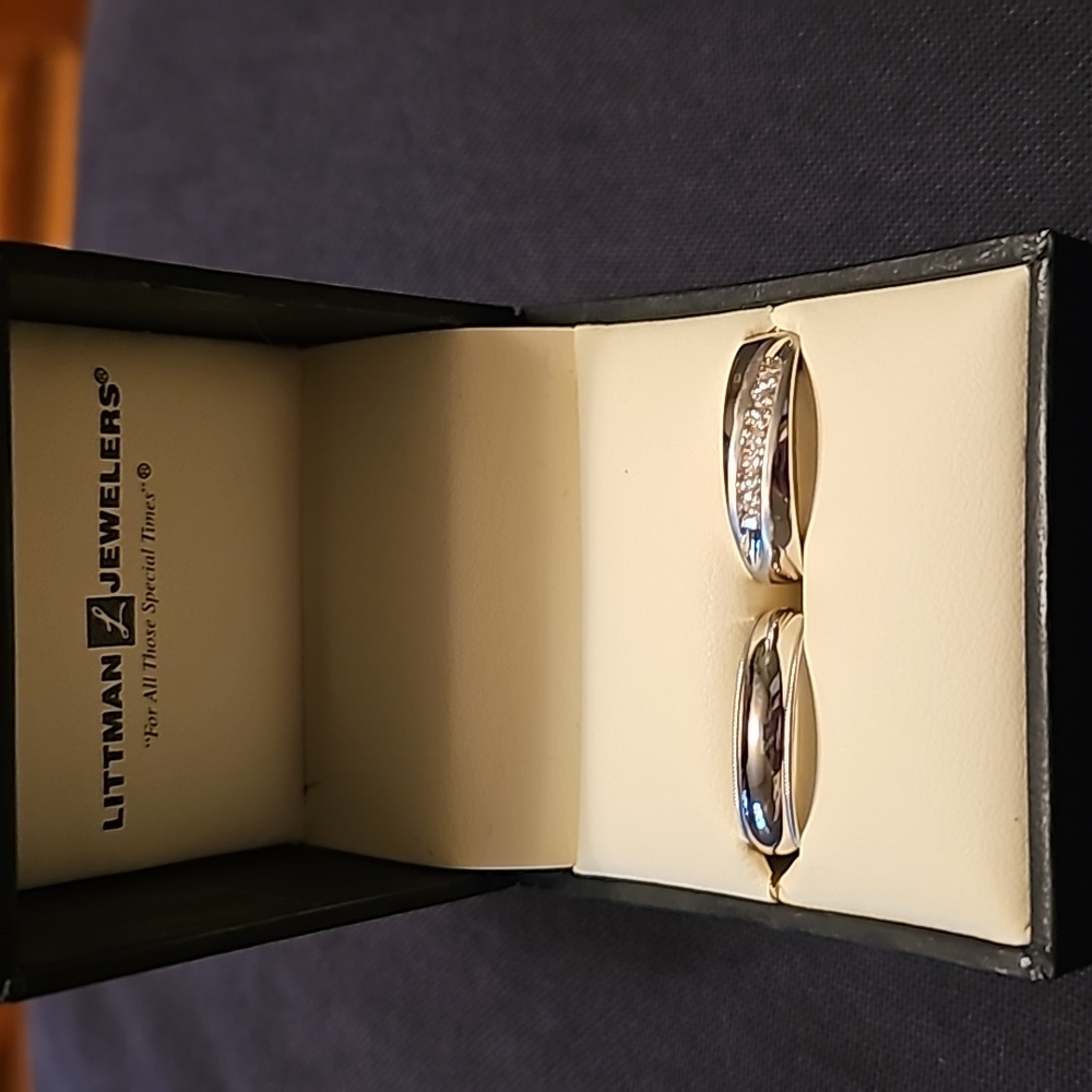NEVER WORN Mens wedding bands